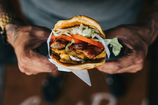 Burger Gourmand au Poulet, Poitrine Fumée et Raclette